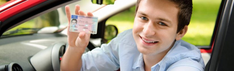 ILLUSTRATION
un jeune homme au volant de sa voiture avec son tout nouveau permis de conduire
jeune conducteur